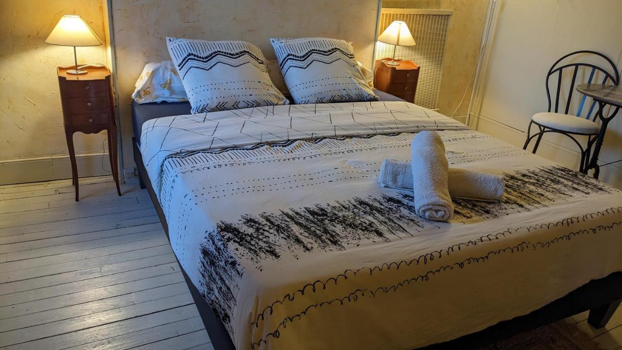 Bed and Breakfast Au Dessus Des Arcades Vic-Fezensac Exterior foto